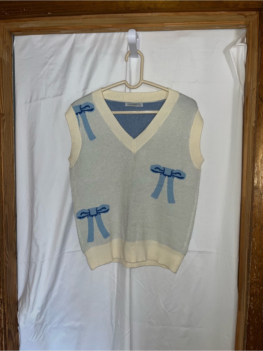 V-Neck Bow Appliqué Sweater Vest - Cream & Light Blue